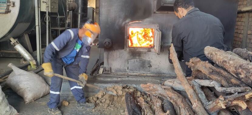 Mannen bij een oven aan het werk bij fabriek Flexknit op Madagaskar