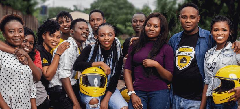 Groep jonge mannen en vrouwen van Metro Africa Express (MAX) transportsysteem in Nigeria.